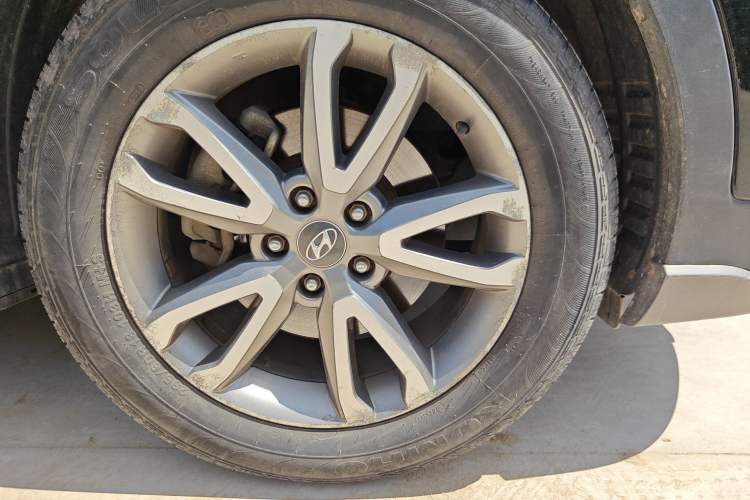 Used Hyundai Santa Fe Classic 2013 3.0L 4x4 Comfort Edition with Navigation 7 Seats Euro IV Right Front Wheel Hub