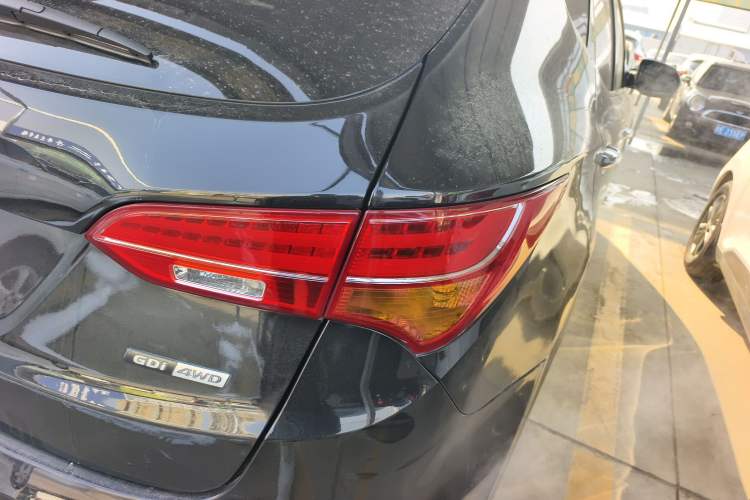 Used Hyundai Santa Fe Classic 2013 Revised Version 3.0L Four-Wheel Drive Flagship Edition Euro V Right Rear Taillight