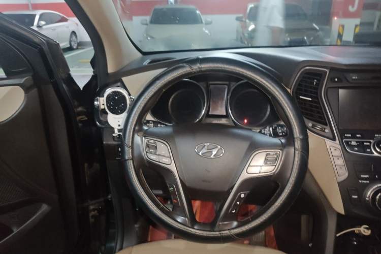 Used Hyundai Santa Fe Classic 2013 3.0L 4x4 Premium Edition 7-Seater Euro IV Steering Wheel