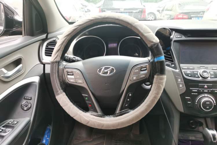 Used Hyundai Santa Fe Classic 2013 3.0L Four-Wheel Drive Comfort Edition 7 Seats Euro IV Steering Wheel