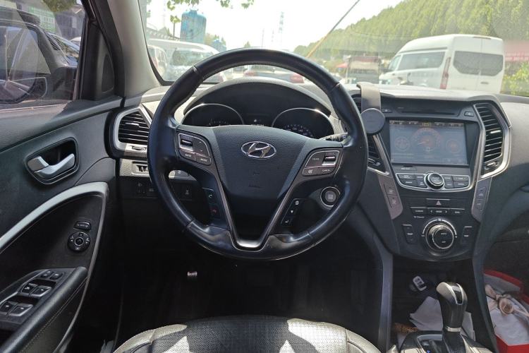 Used Hyundai Santa Fe Classic 2013 3.0L 4x4 Comfort Edition with Navigation 7 Seats Euro IV Steering Wheel