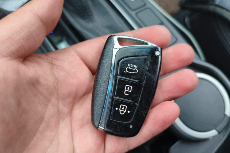 Used Hyundai Santa Fe Classic 2013 Facelift 3.0L 4x4 Comfort Edition with Navigation Euro IV compliant Vehicle Key