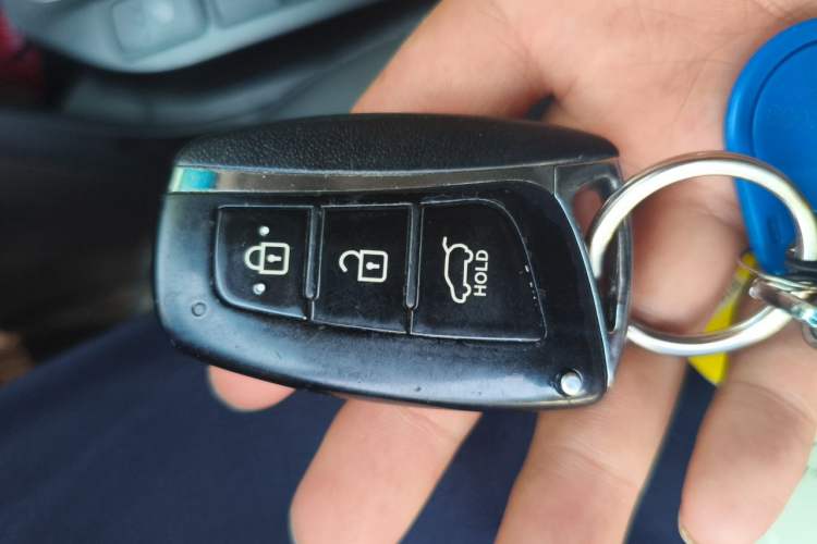 Used Hyundai Santa Fe Classic 2013 Facelift 3.0L 4x4 Comfort Edition with Navigation Euro V Standard Vehicle Key
