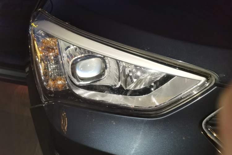 Used Hyundai Santa Fe Classic 2013 Facelift 3.0L 4x4 Comfort Edition Euro IV Right Front Headlight