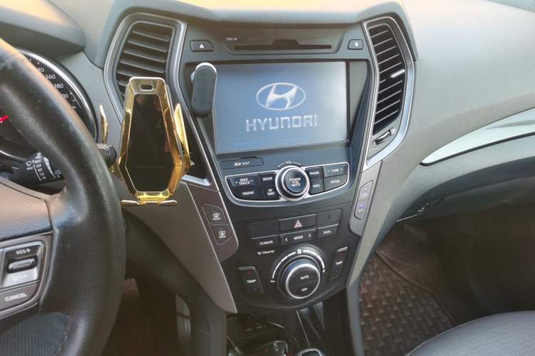 Used Hyundai Santa Fe Classic 2013 2.2T Four-Wheel Drive Comfort Edition with Navigation 7 Seats Audio And AC Panel