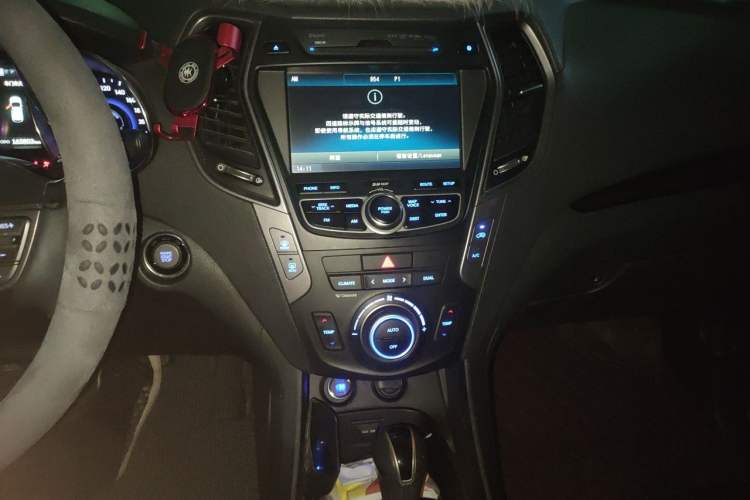 Used Hyundai Santa Fe Classic 2013 3.0L 4x4 Comfort Edition with Navigation 7 Seats Euro IV Audio And AC Panel