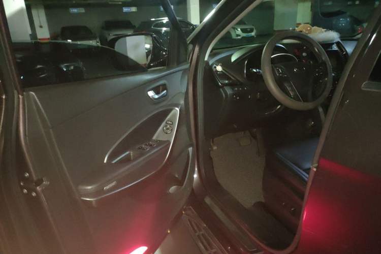 Used Hyundai Santa Fe Classic 2013 3.0L 4x4 Comfort Edition with Navigation 7 Seats Euro IV Driver Seat