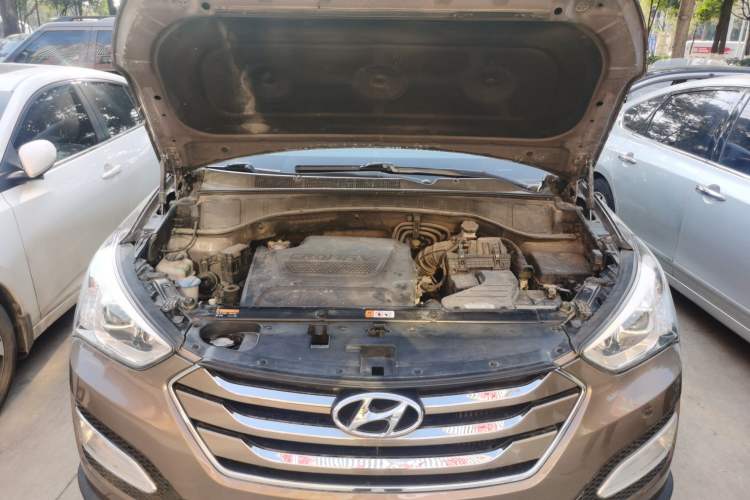 Used Hyundai Santa Fe Classic 2013 2.2T Four-Wheel Drive Comfort Edition with Navigation 7 Seats Engine Bay