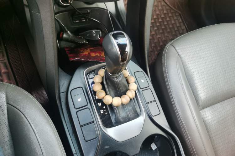 Used Hyundai Santa Fe Classic 2013 2.2T Four-Wheel Drive Comfort Edition with Navigation 7 Seats Gear Lever