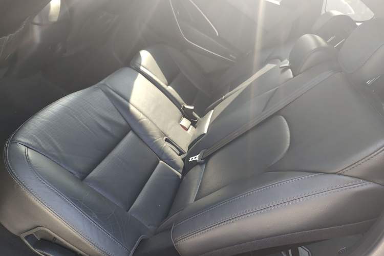 Used Hyundai Santa Fe Classic 2013 3.0L 4x4 Comfort Edition with Navigation 7 Seats Euro IV Left Rear Seat
