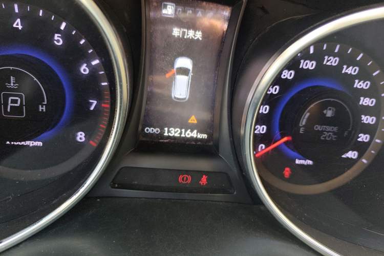 Used Hyundai Santa Fe Classic 2013 3.0L 4x4 Comfort Edition with Navigation 7 Seats Euro IV Odometer Close Up