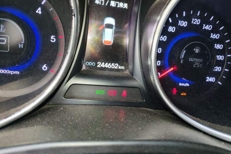 Used Hyundai Santa Fe Classic 2013 2.2T Four-Wheel Drive Comfort Edition with Navigation 7 Seats Odometer Close Up