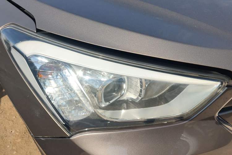 Used Hyundai Santa Fe Classic 2013 3.0L 4x4 Comfort Edition with Navigation 7 Seats Euro IV Right Front Headlight