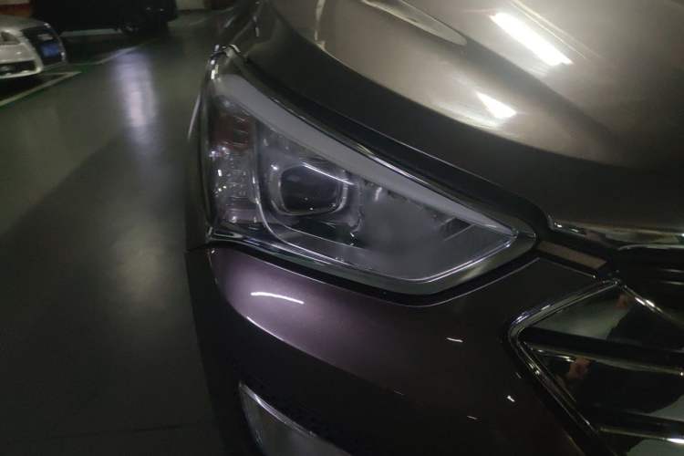 Used Hyundai Santa Fe Classic 2013 3.0L 4x4 Comfort Edition with Navigation 7 Seats Euro IV Right Front Headlight