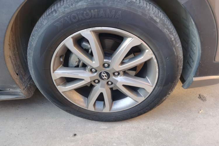 Used Hyundai Santa Fe Classic 2013 2.2T Four-Wheel Drive Comfort Edition with Navigation 7 Seats Right Front Wheel Hub