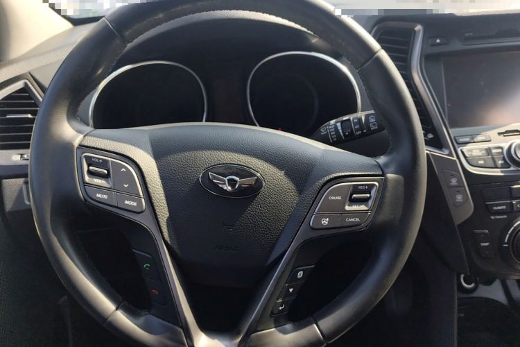 Used Hyundai Santa Fe Classic 2013 3.0L 4x4 Comfort Edition with Navigation 7 Seats Euro IV Steering Wheel