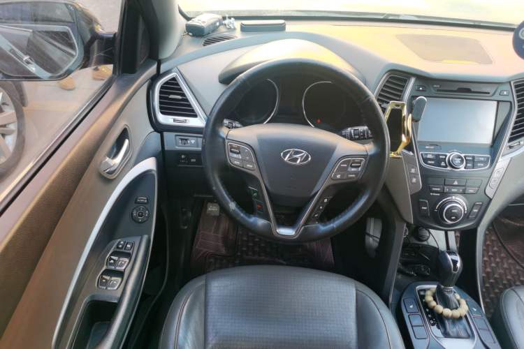 Used Hyundai Santa Fe Classic 2013 2.2T Four-Wheel Drive Comfort Edition with Navigation 7 Seats Steering Wheel