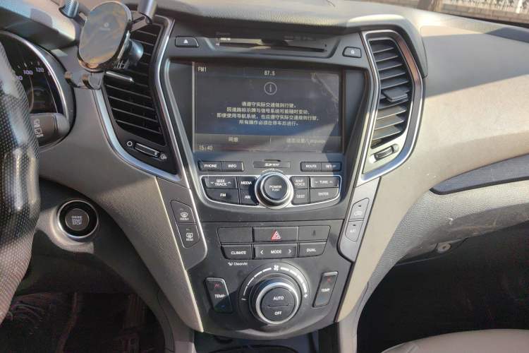 Used Hyundai Santa Fe Classic 2013 3.0L 4x4 Comfort Edition with Navigation 7 Seats Euro IV Audio And AC Panel