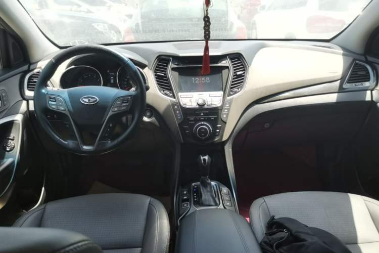 Used Hyundai Santa Fe Classic 2013 Revised Version 3.0L Four-Wheel Drive Flagship Edition Euro V Center Console