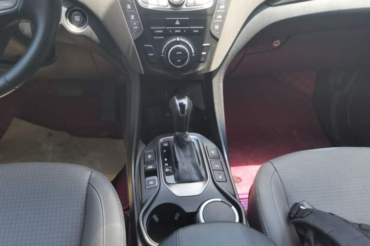 Used Hyundai Santa Fe Classic 2013 Revised Version 3.0L Four-Wheel Drive Flagship Edition Euro V Gear Lever
