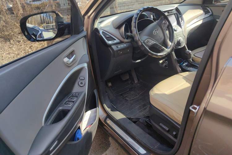 Used Hyundai Santa Fe Classic 2013 3.0L 4x4 Comfort Edition with Navigation 7 Seats Euro IV Interior 3