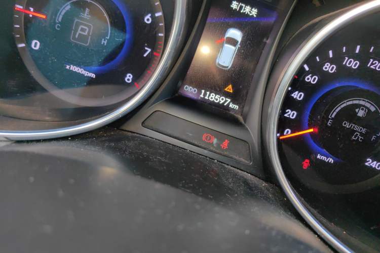 Used Hyundai Santa Fe Classic 2013 3.0L 4x4 Comfort Edition with Navigation 7 Seats Euro IV Odometer Close Up