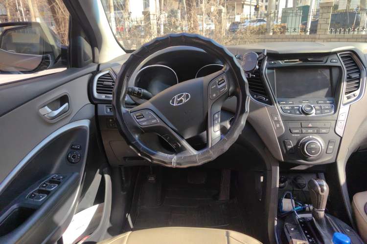Used Hyundai Santa Fe Classic 2013 3.0L 4x4 Comfort Edition with Navigation 7 Seats Euro IV Steering Wheel