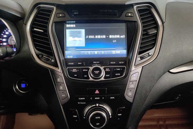 Used Hyundai Santa Fe Classic 2013 3.0L 4x4 Premium Edition 7-Seater Euro IV Audio And AC Panel