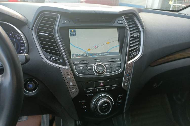 Used Hyundai Santa Fe Classic 2013 3.0L 4x4 Premium Edition 7-Seater Euro IV Audio And AC Panel