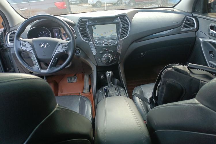 Used Hyundai Santa Fe Classic 2013 3.0L 4x4 Premium Edition 7-Seater Euro IV Center Console