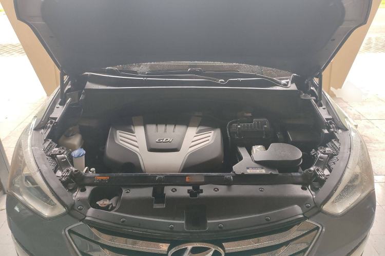 Used Hyundai Santa Fe Classic 2013 3.0L 4x4 Premium Edition 7-Seater Euro IV Engine Bay