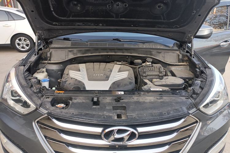 Used Hyundai Santa Fe Classic 2013 3.0L 4x4 Premium Edition 7-Seater Euro IV Engine Bay