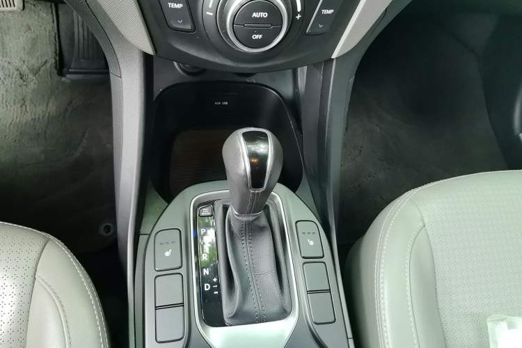 Used Hyundai Santa Fe Classic 2013 3.0L 4x4 Luxury Edition 7 Seats Euro V Gear Lever