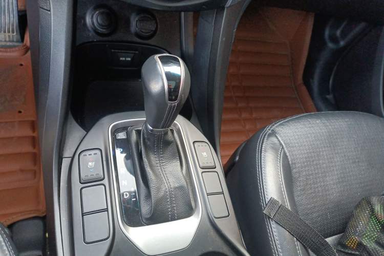 Used Hyundai Santa Fe Classic 2013 3.0L 4x4 Premium Edition 7-Seater Euro IV Gear Lever