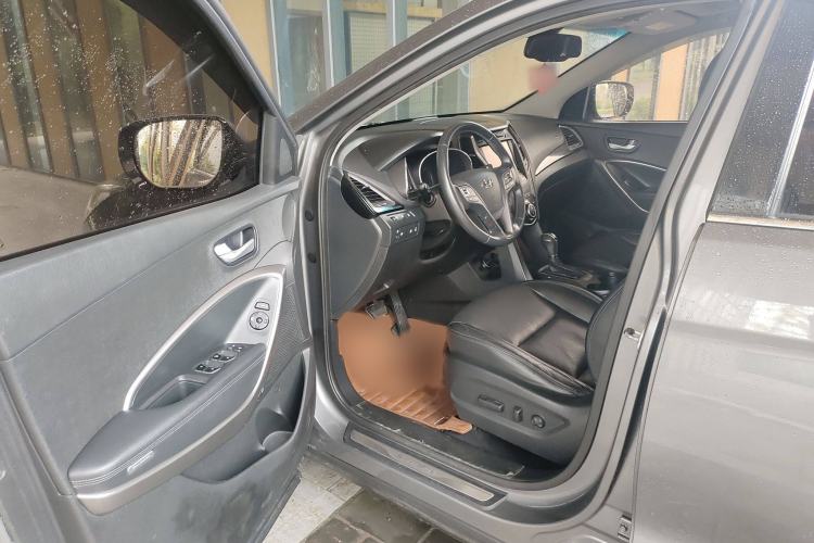 Used Hyundai Santa Fe Classic 2013 3.0L 4x4 Premium Edition 7-Seater Euro IV Interior 2