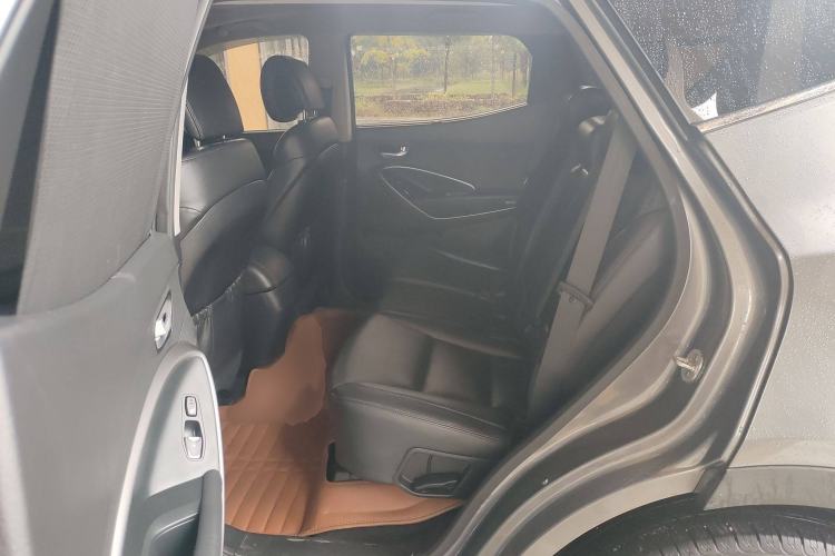 Used Hyundai Santa Fe Classic 2013 3.0L 4x4 Premium Edition 7-Seater Euro IV Interior 3