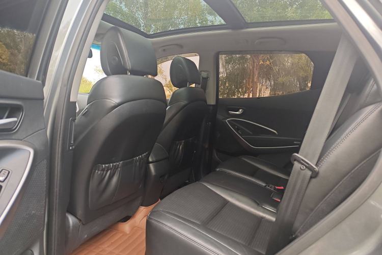 Used Hyundai Santa Fe Classic 2013 3.0L 4x4 Premium Edition 7-Seater Euro IV Interior 3
