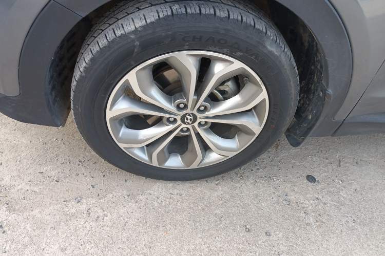 Used Hyundai Santa Fe Classic 2013 3.0L 4x4 Premium Edition 7-Seater Euro IV Left Front Wheel Hub
