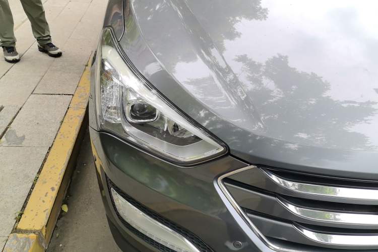 Used Hyundai Santa Fe Classic 2013 3.0L 4x4 Luxury Edition 7 Seats Euro V Right Front Headlight