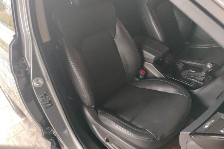 Used Hyundai Santa Fe Classic 2013 3.0L 4x4 Premium Edition 7-Seater Euro IV Right Front Seat