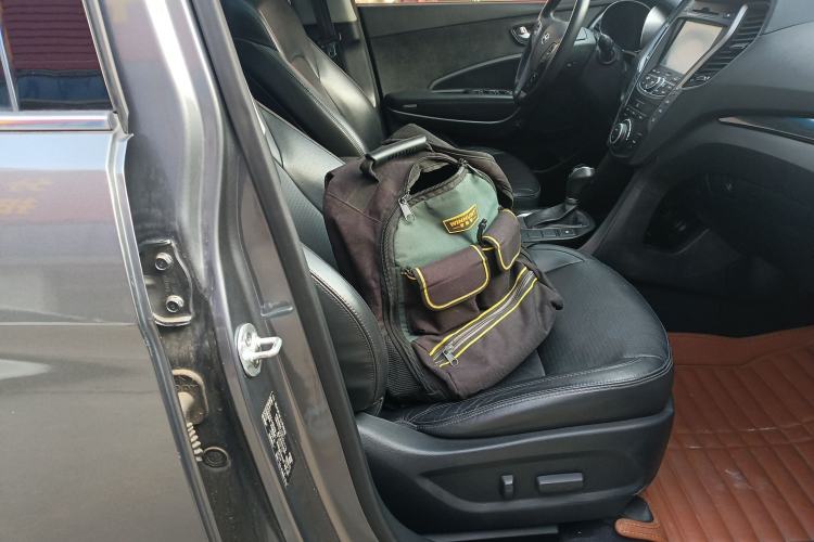 Used Hyundai Santa Fe Classic 2013 3.0L 4x4 Premium Edition 7-Seater Euro IV Right Front Seat