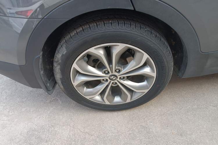Used Hyundai Santa Fe Classic 2013 3.0L 4x4 Premium Edition 7-Seater Euro IV Right Rear Wheel Hub