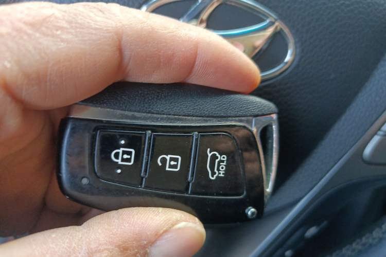 Used Hyundai Santa Fe Classic 2013 3.0L 4x4 Premium Edition 7-Seater Euro IV Vehicle Key