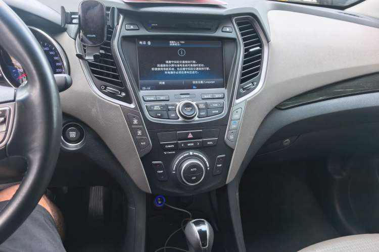 Used Hyundai Santa Fe Classic 2013 3.0L 4x4 Flagship Edition 7 Seats Euro IV Audio And AC Panel