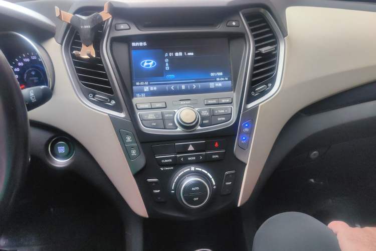Used Hyundai Santa Fe Classic 2013 3.0L 4x4 Comfort Edition with Navigation 7 Seats Euro IV Audio And AC Panel
