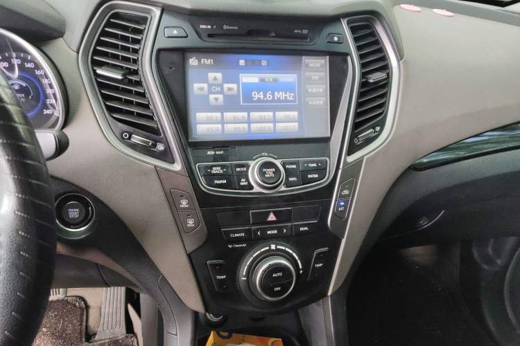 Used Hyundai Santa Fe Classic 2013 Revised Version 3.0L Four-Wheel Drive Luxury Edition Euro IV Audio And AC Panel