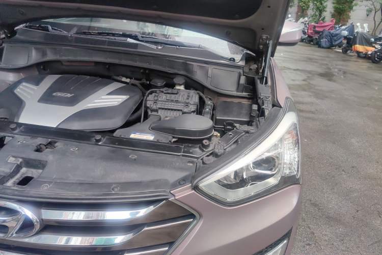 Used Hyundai Santa Fe Classic 2013 3.0L 4x4 Comfort Edition with Navigation 7 Seats Euro IV Engine Bay Left