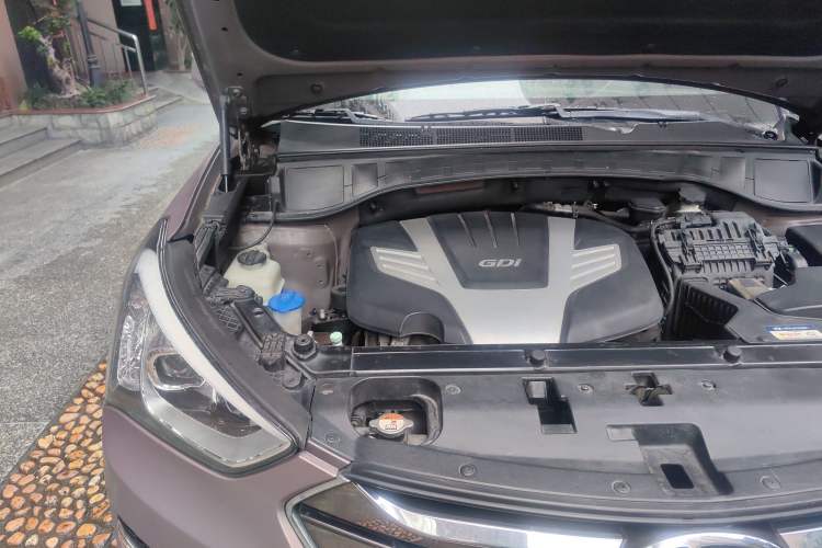 Used Hyundai Santa Fe Classic 2013 3.0L 4x4 Comfort Edition with Navigation 7 Seats Euro IV Engine Bay Right