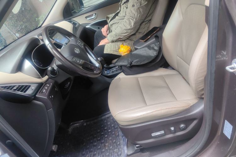 Used Hyundai Santa Fe Classic 2013 3.0L 4x4 Comfort Edition with Navigation 7 Seats Euro IV Left Front Seat