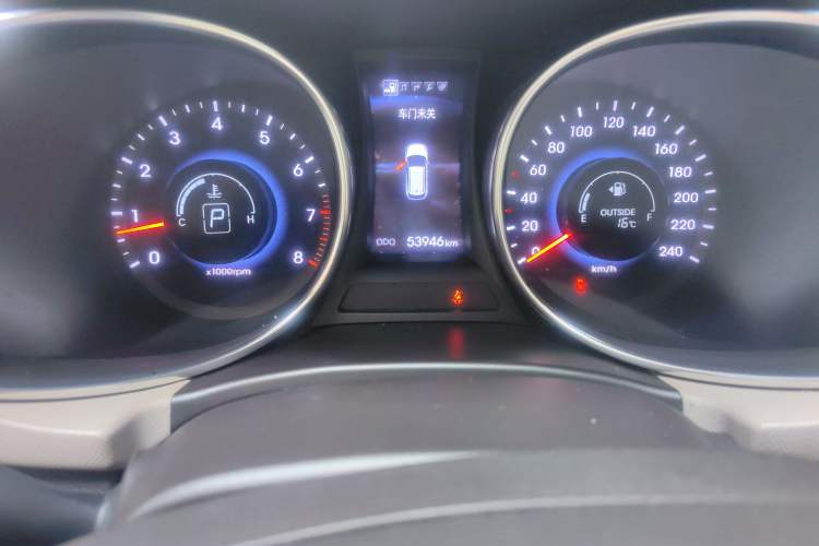 Used Hyundai Santa Fe Classic 2013 3.0L 4x4 Comfort Edition with Navigation 7 Seats Euro IV Odometer Close Up